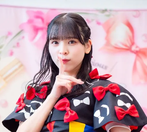 thumbnail of アイカ・ザ・スパイ ― 豆柴の大群を支え続ける“顔”