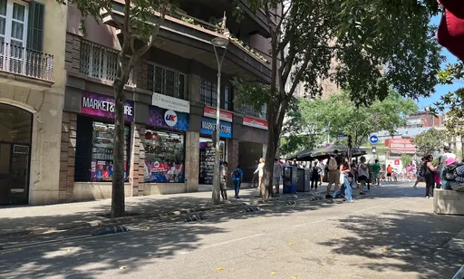 西班牙街道的温暖氛围